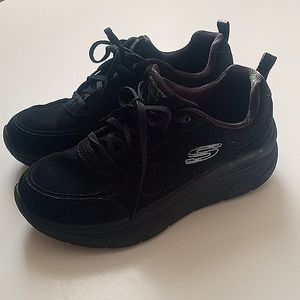 Sketchers D'LUX WALKER relaxed fit, memory foam walking tennis shoes!!! Women's